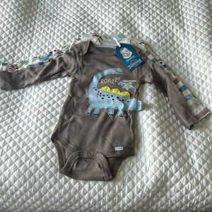 NWT Gerber 6-9 months 3 pack onesies bodysuit